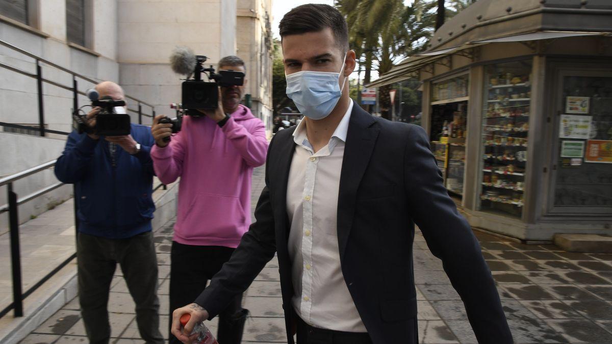 Santi Mina llegando a la última sesión del juicio por agresión sexual.