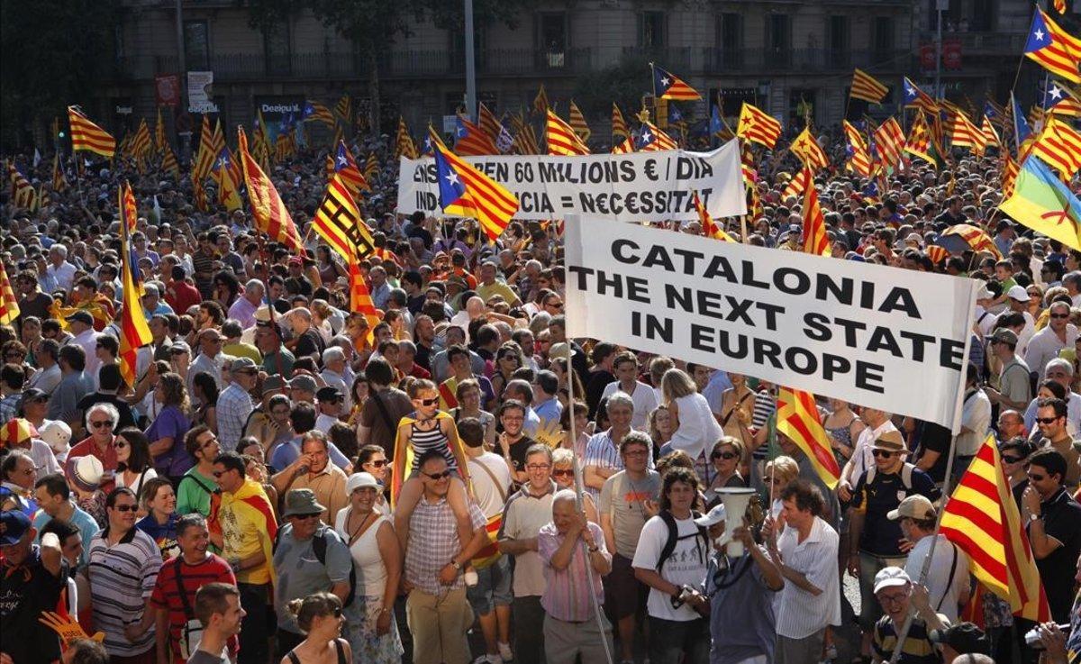 Pancartas y banderas independentistas en la manifestación contra la sentencia del Estatut del 2010.