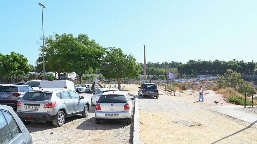 Vecinos del barrio de Casablanca en Elche piden asfaltar un "eterno" parking de tierra