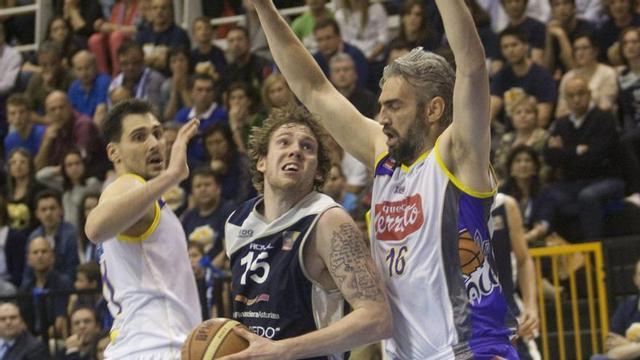 Kevin van Wijk, con el balón, defendido por Feliu, a la izquierda, y Guillermo Rejón, en Pumarín, en las semifinales por el ascenso a la ACB entre el Oviedo Baloncesto y el Palencia.  |