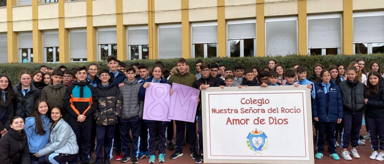 Los alumnos del colegio Nuestra Señora del Rocío-Amor de Dios, concentrados en el patio del centro escolar con motivo del 8-M, Día Internacional de la Mujer. | Cedida