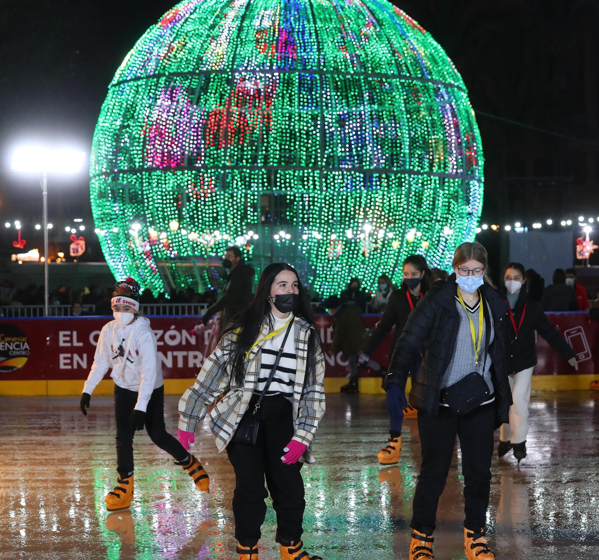 Pista de patinaje y luces de Navidad en la plaza del Ayuntamiento de València