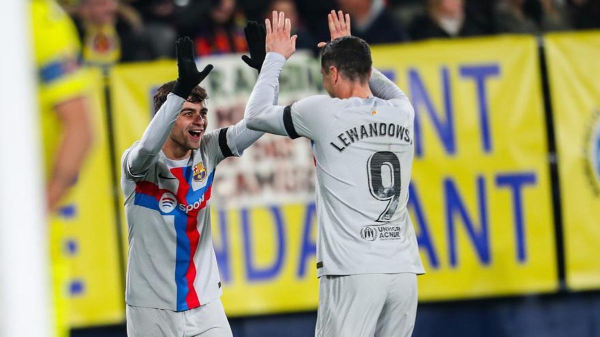 Pedri y Lewandowski celebran el 0-1 del Barça al Villarreal en el estadio de La Cerámica.