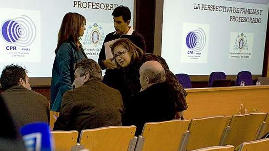 Al fondo, Ana Isabel Álvarez y Luis Antonio Segurola, director del CPR, ayer.