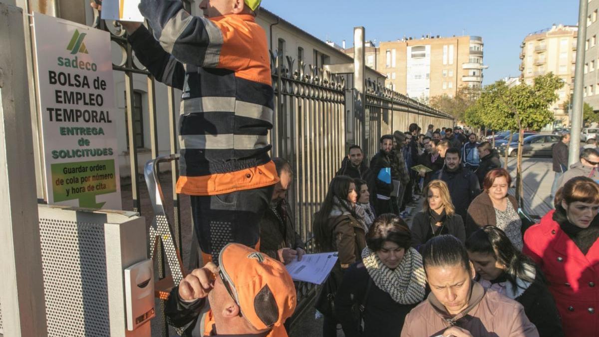 Sadeco convoca 500 plazas para la bolsa de trabajo temporal y 32 de peón limpiador