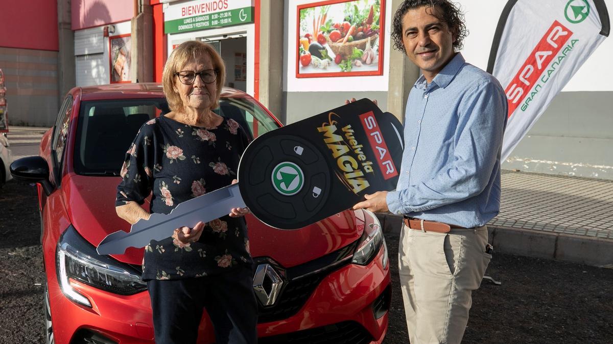 La afortunada ganadora del coche, Teresa Macías junto al director de Marketing y Comunicación de SPAR Gran Canaria, Airam Perera