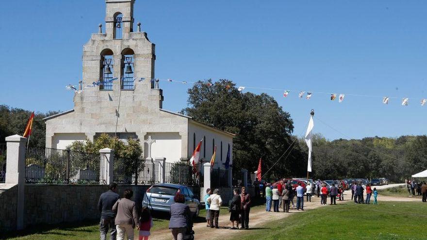 Ermita de la Santa Cruz de Argusino con el campanario