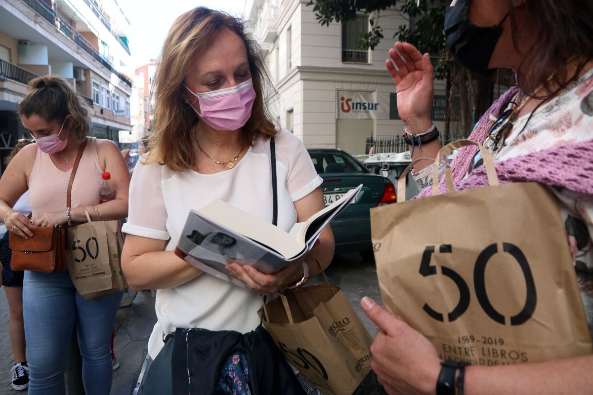 María Dueñas acude a Proteo para apoyar la librería