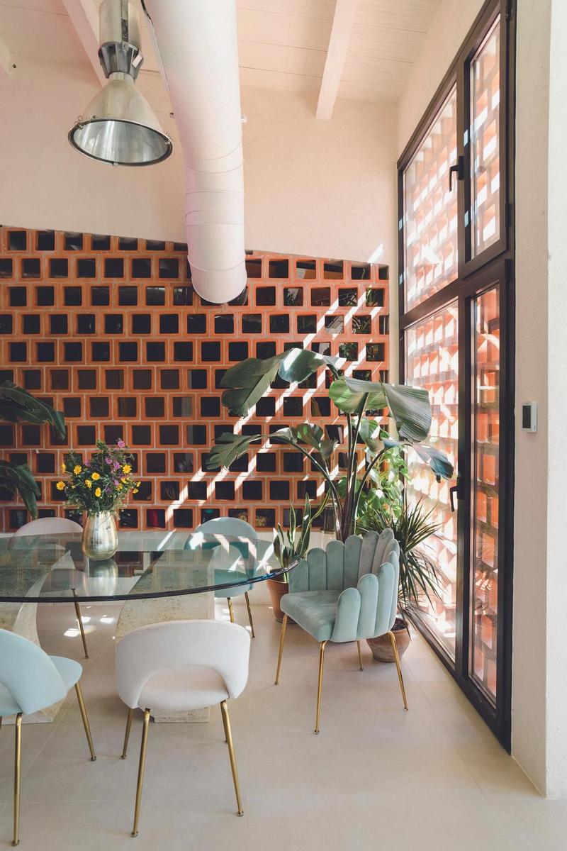 El comedor de la casa de campo de Macarena Gómez