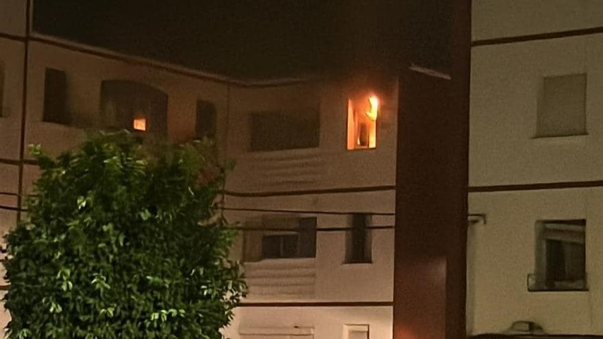 Fuego en un tercer piso de un bloque de Almendralejo que se salda sin heridos