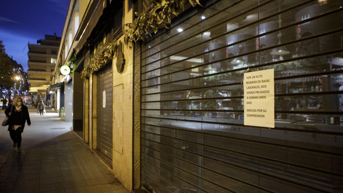 Un local cerrado por la acumulación de bajas en Oviedo. | Fernando Rodríguez