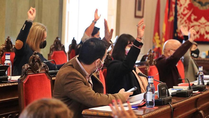 Votación de una de las mociones ayer en el pleno de Cartagena.