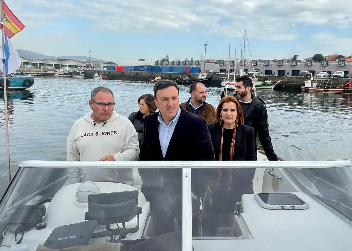 La visita del secretario xeral del PSdeG-PSOE, Valentín González Formoso, a la ría de Arousa, ayer. |   //  FDV