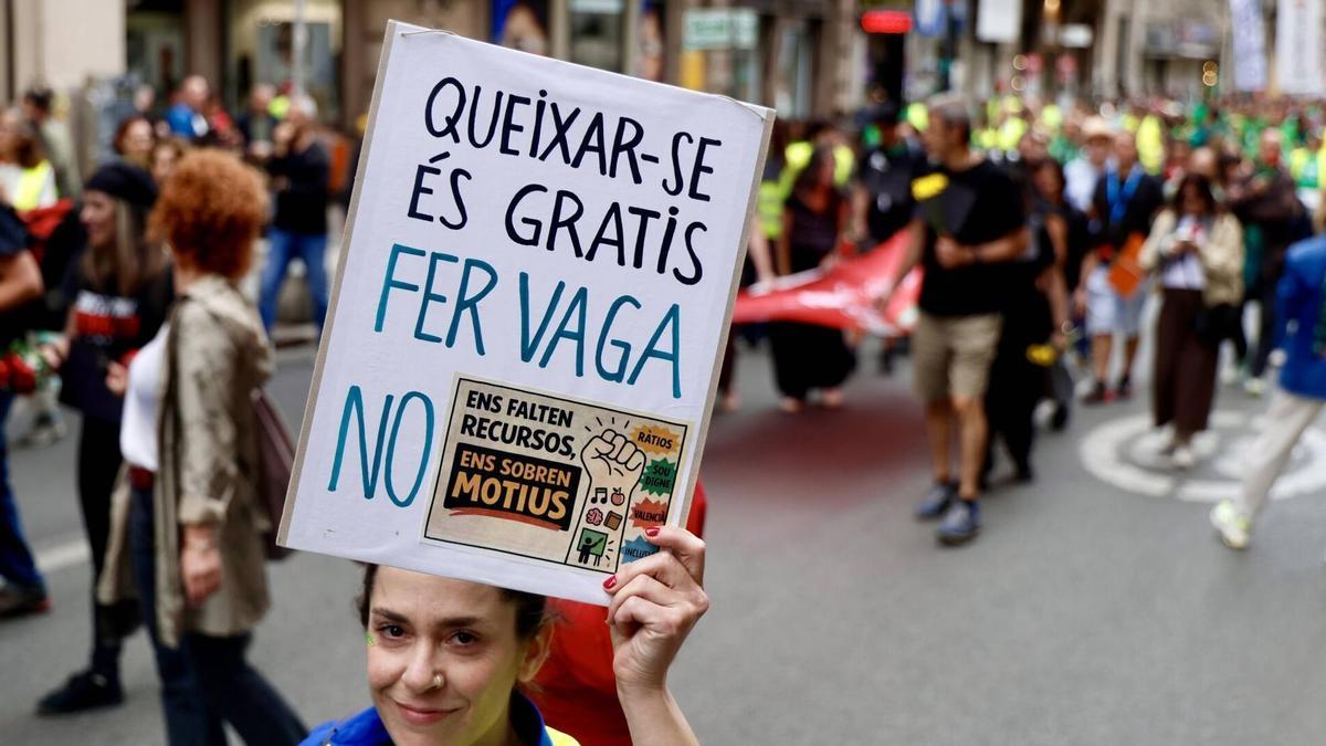 Una de las proclamas en la manifestación de profesores el viernes en València.