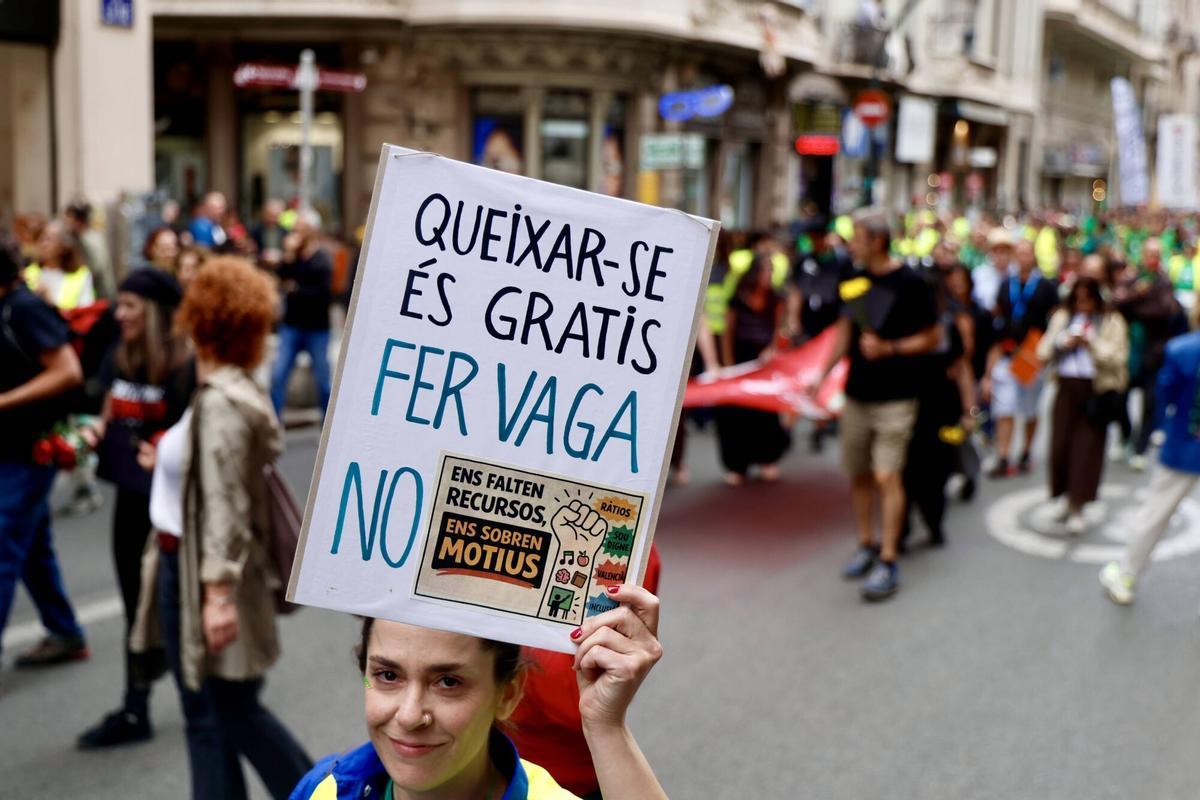 Valencia. El centro de València se ha visto completamente desbordado por la manifestación de profesores de la educación pública, valenciana, en huelga indefinida desde este lunes. Más de 35.000 personas, según Delegación del Gobierno VLC