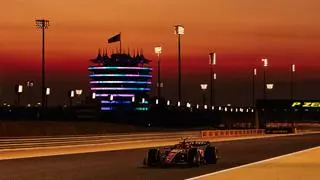 Sainz 'vuela' con el Ferrari en los test de Bahrein