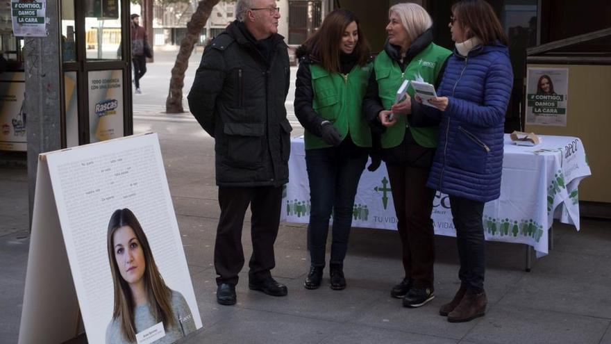 Alfonso Fernández Prieto y María Montejo, con voluntarias de la Asociación contra el Cáncer