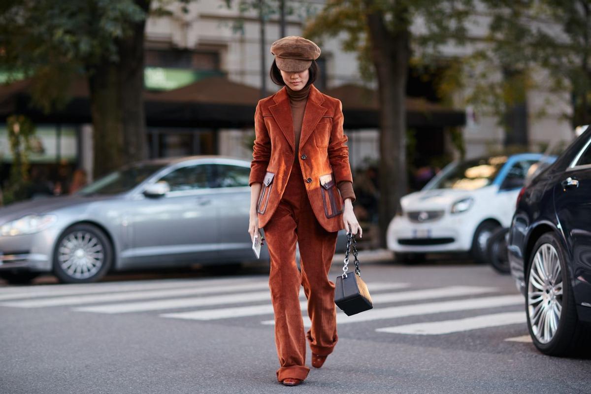 'Streetstyle' en la Semana de la Moda de Milán: traje de terciopelo