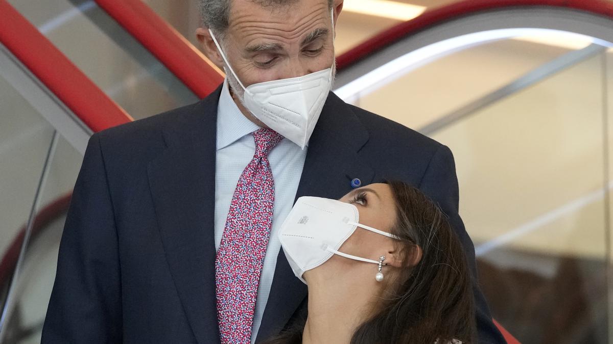 Felipe VI. (l), König von Spanien, und seine Frau Letizia schauen sich bei einem Besuch in Portugal in die Augen.