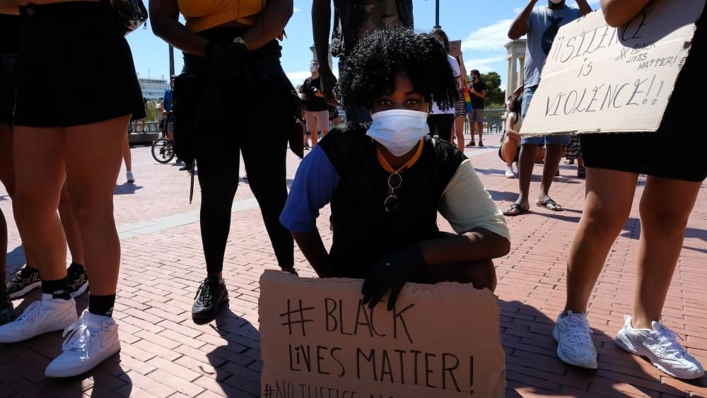 Este domingo, la plaza de la Marina de Málaga ha acogido una concentración con cientos de personas en contra del racismo y la xenofobia.