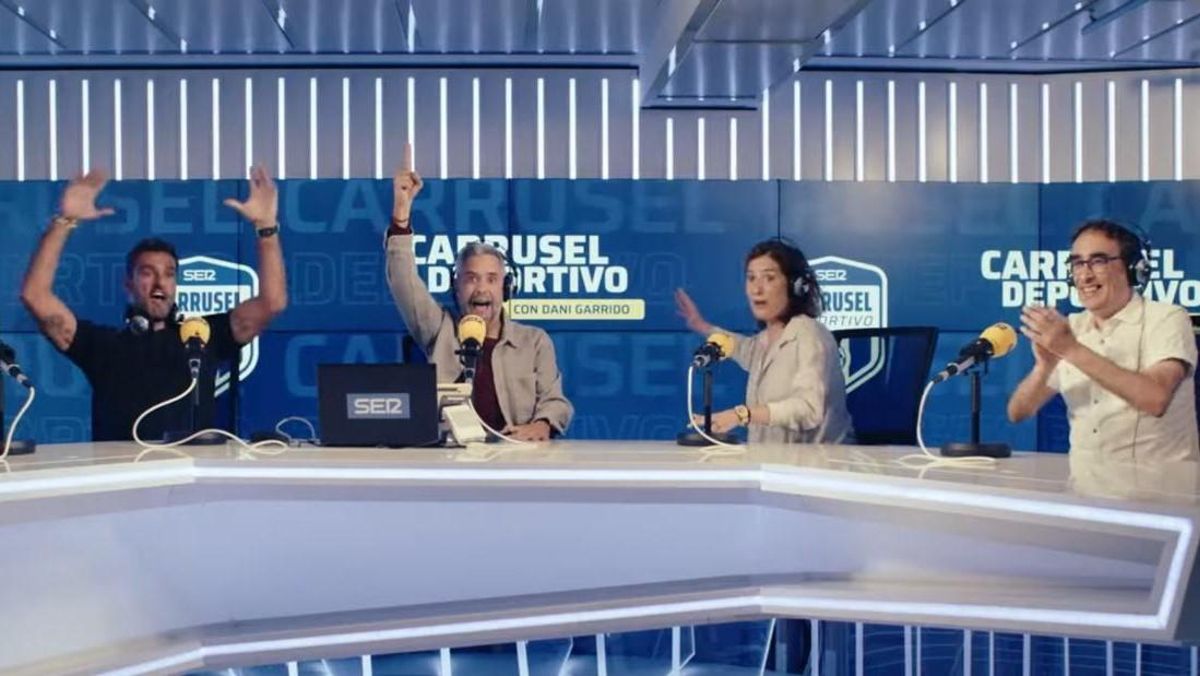 Dani Garrido y el grupo del Carrusel Champions, de la SER, en plena fiesta.