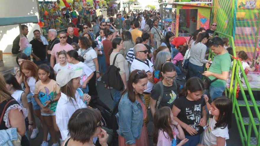 Vecinos del barrio de O Couto disfrutando de las fiestas. | // IÑAKI. OSORIO