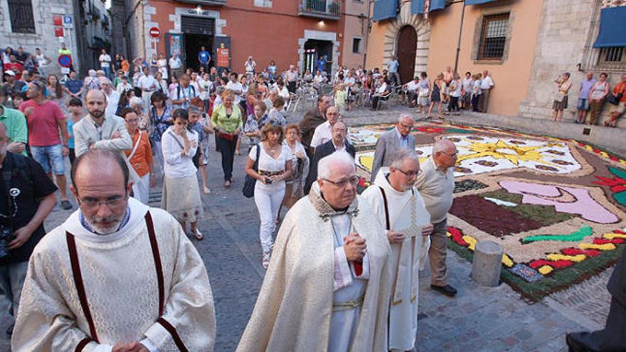 La processó de Corpus comença a la Catedral i acaba a Sant Fèlix, on el bisbe va beneir Santíssim i reserva.