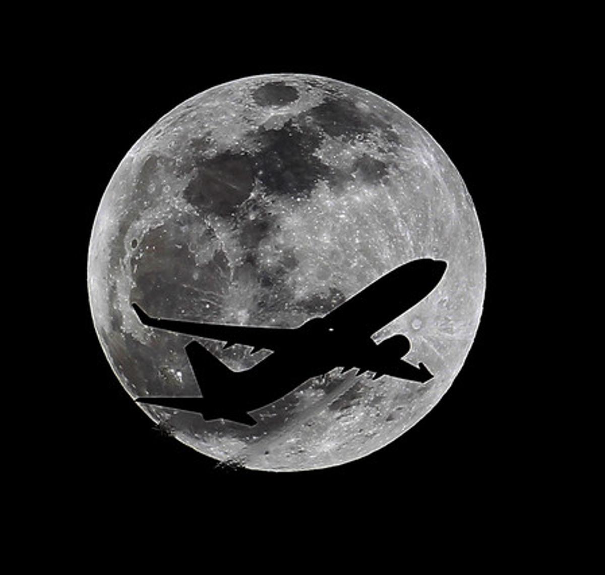 La Luna una hora antes del eclipse, vista desde California.