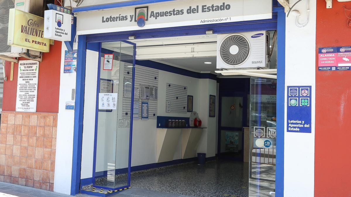 Archivo - Exterior de una Administración de Lotería e