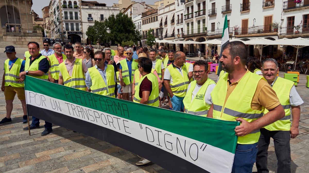 Protesta de camioneros en la Plaza Mayor de Cáceres.