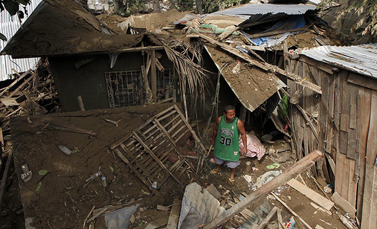 Un home observa els desperfectes de casa seva després de les inundacions a la ciutat d’Iligan al sud de Mindanao (Filipines).