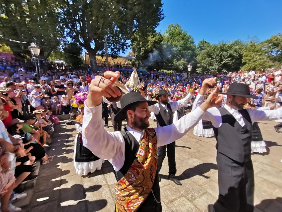 Una multitud llena el atrio de la iglesia parroquial para participar en todas las actividades del día grande de la Romaría de Darbo.