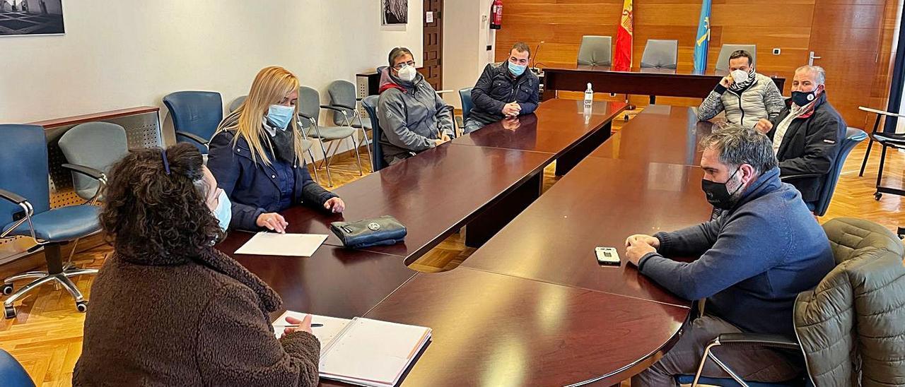 Las ediles Ada Riesco y Laura Álvarez, ayer, con Fernando Prendes y algunos ganaderos afectados, durante la reunión celebrada en Cangas del Narcea. | Rep. de T. C.