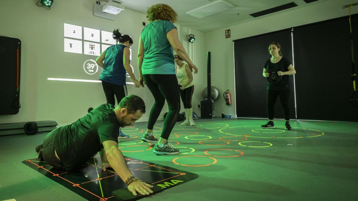 Ganar salud a golpe de luz en el gimnasio