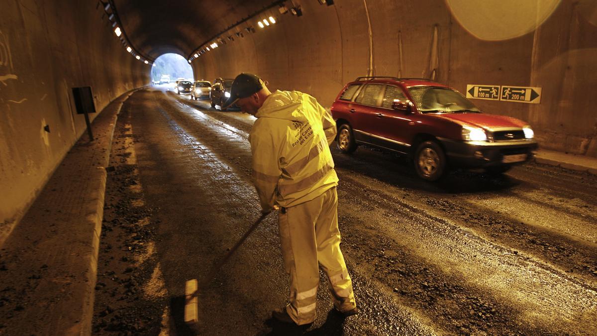 Trabajos de limpieza en el túnel de La Bolgachina, en una imagen de archivo.