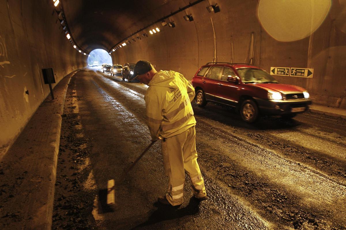 Trabajos de limpieza en el túnel de La Bolgachina, en una imagen de archivo.