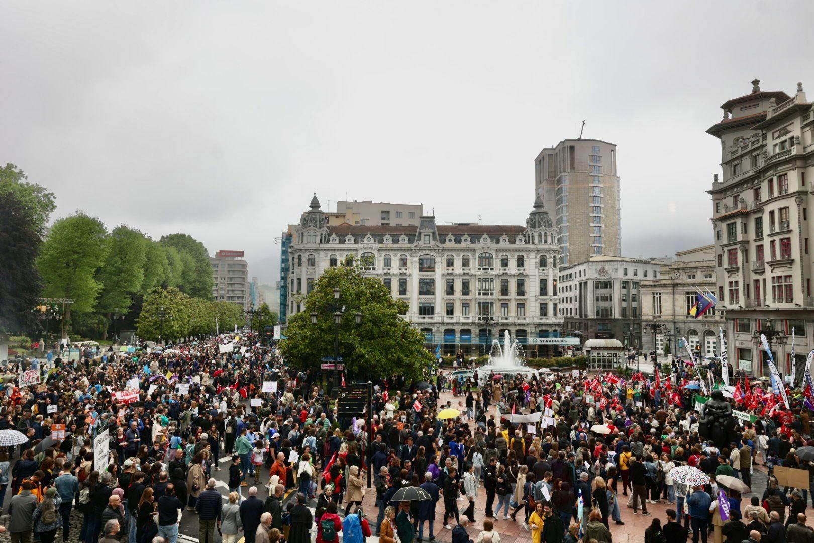 EN IMÁGENES: Así fue la gran manifestación de profesores por la enseñanza pública asturiana