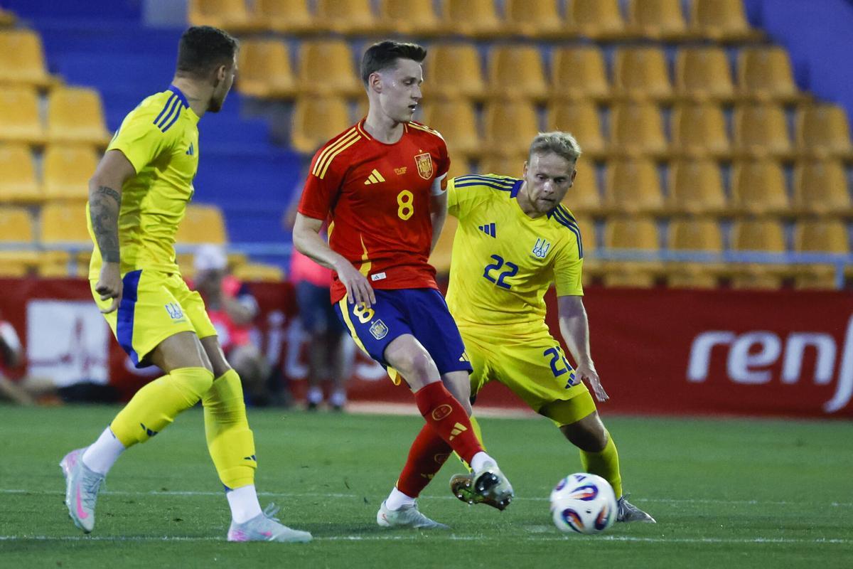 Beñat Turrientes controla el balón durante el amistoso sub 21 entre España y Ucrania