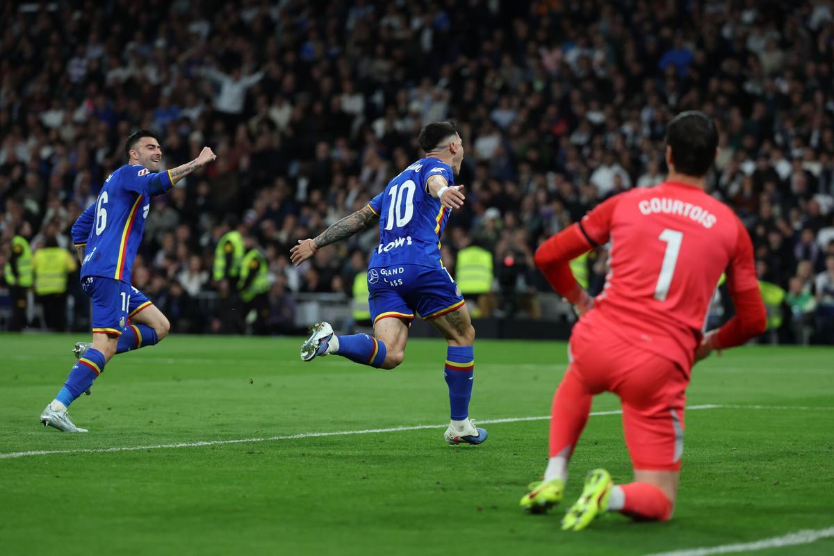 Martí Satriano celebra el (0-1) ante el Real Madrid en el estadio Santiago Bernabéu.