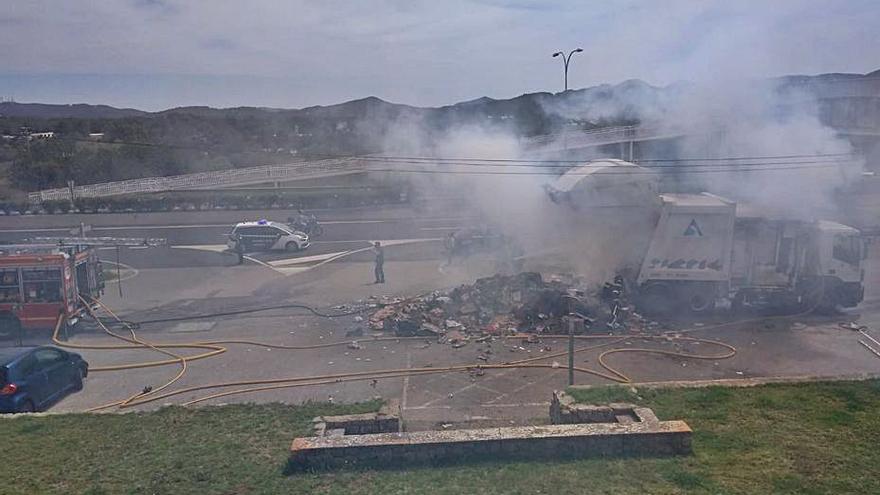 Imagen del incendio desde el recinto del parque de Bomberos. 