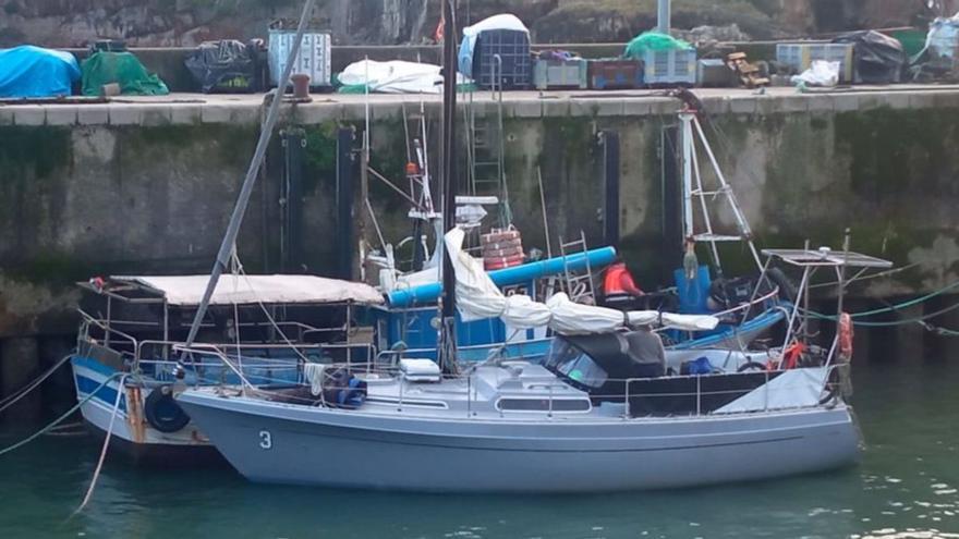 Así fue el rescate de un velero varado en la playa de Ribadesella