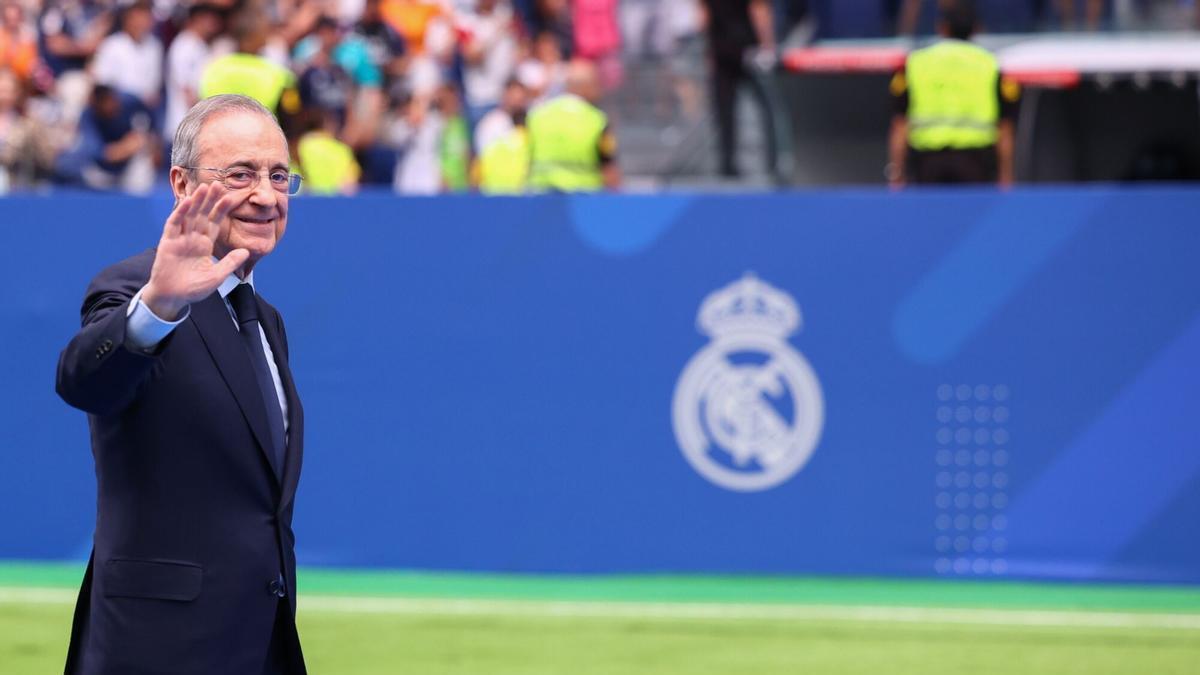 Partido de tenis entre Nadal, Sinner, Bellingham y Courtois... y con Florentino de juez de silla.