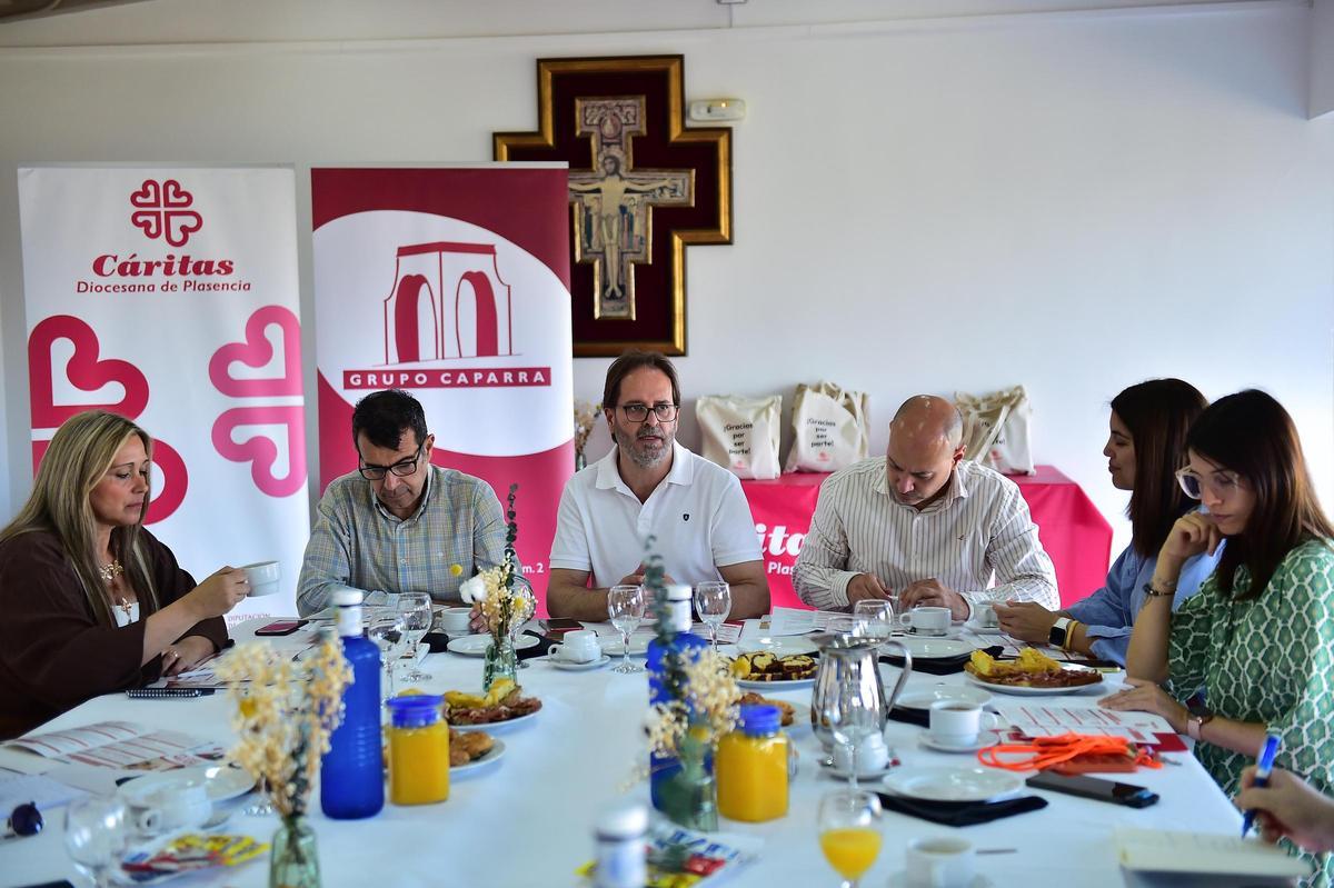 Desayuno informativo de Cáritas Diocesana de Plasencia.