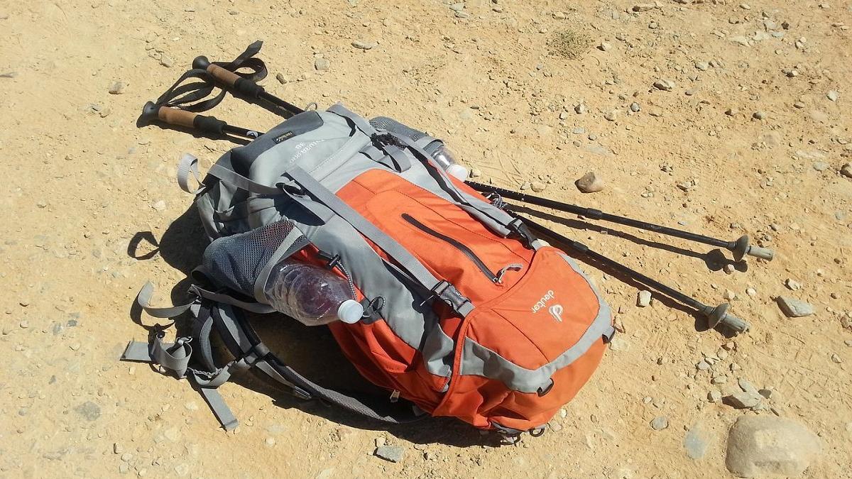 La mochila debe ir bien ajustada a la espalda y unos bastones de trekking descargan peso a las articulaciones.