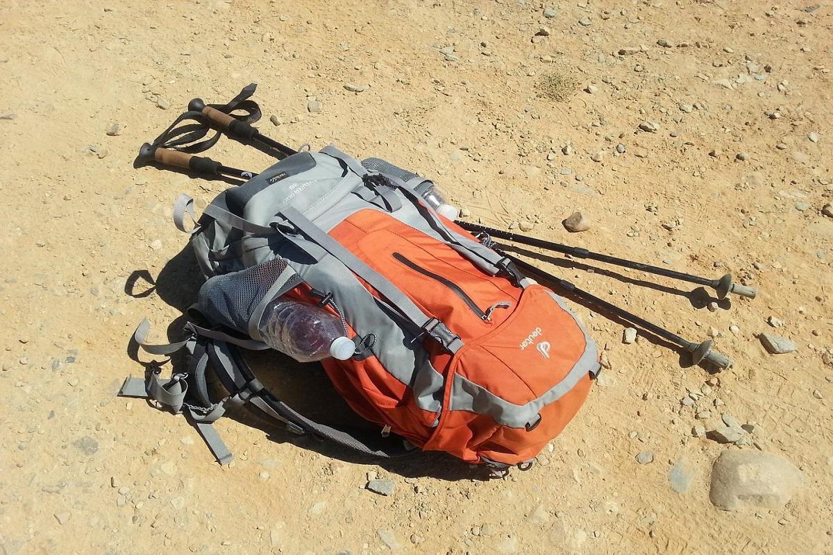 La mochila debe ir bien ajustada a la espalda y unos bastones de trekking descargan peso a las articulaciones.