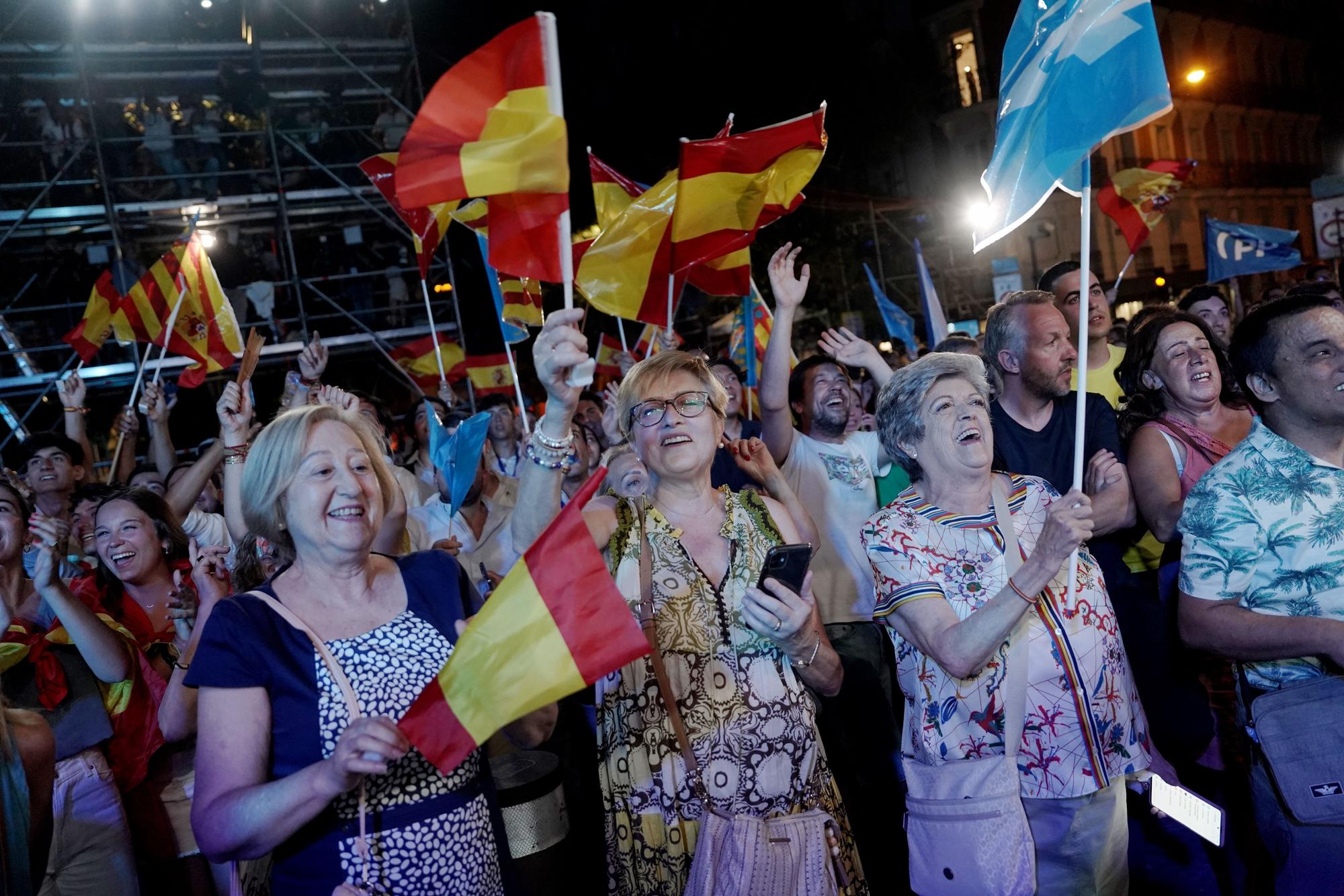 Ambiente en las sedes del PP y PSOE en la noche electoral, en imágenes