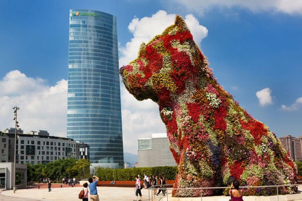 Puppy y el edificio Iberdrola en Bilbao