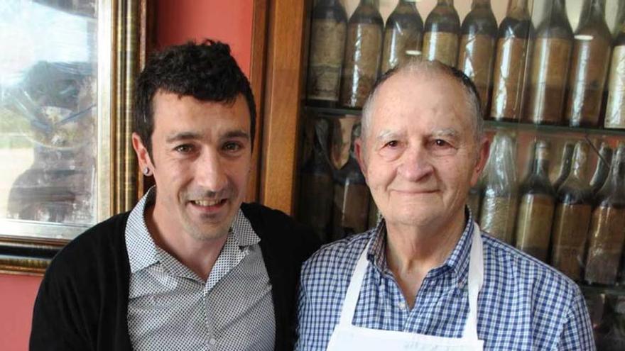 Eneko Atxa muestra la medalla de la bienal tras recogerla de manos de Álvaro García, de Casa Consuelo.