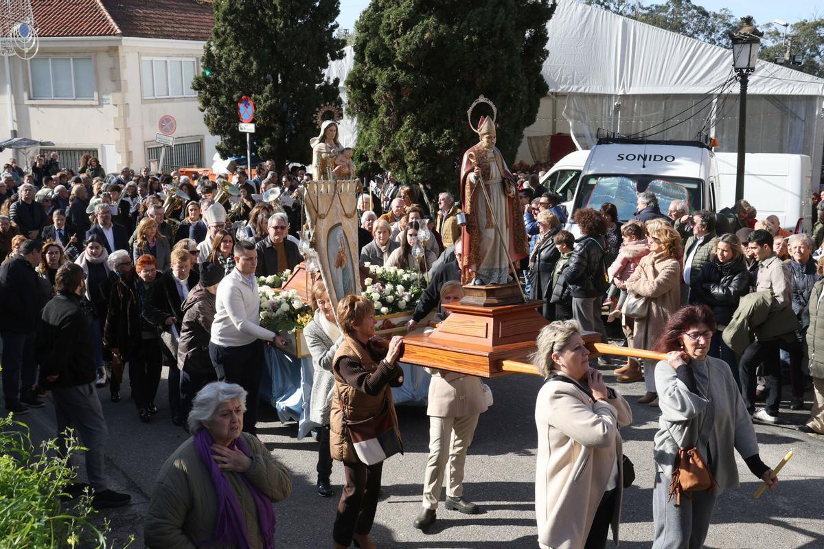 Procesión en honor a la Virgen de las Candelas en Castrelos