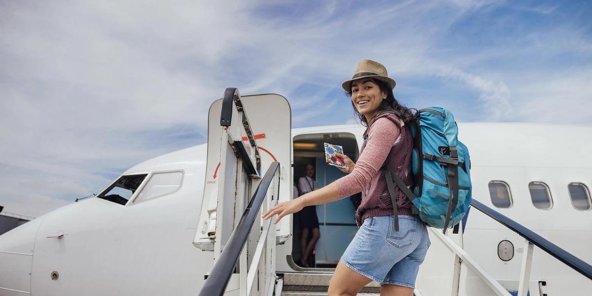 La mayoría de las aerolíneas permiten un equipaje de mano con dimensiones máximas de 55 x 40 x 20 cm y un peso que varía entre 7 y 10 kg.